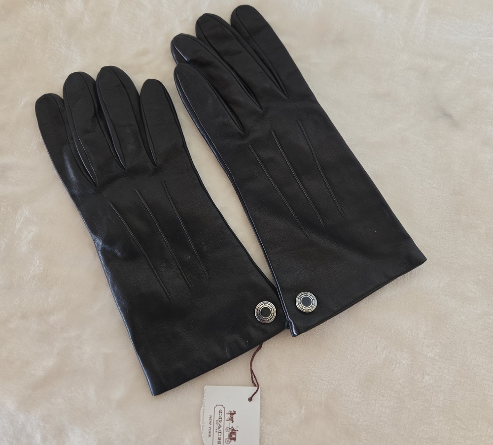 NWT Coach Women's Black Leather Gloves With Cashmere Lining.